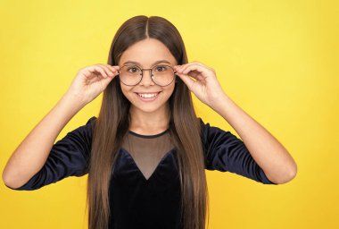 Gözlük takan mutlu genç kız kötü görme ve görme bozukluğu yüzünden.