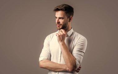 İyi bakımlı bir saç stili. Erkek güzellik ve moda. Sakallı adam için resmi ofis gömleği. Tıraşsız, kıllı, yakışıklı bir adam. Kuaför konsepti. Genç ve kendinden emin patron.