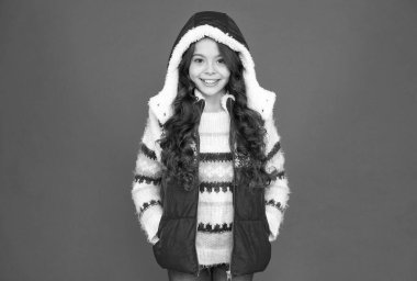 Xmas zamanı. Yeni yıl tatiline hazırım. Hipotermi yok. Giysi katmanları giyen neşeli bir kız. Kış mevsiminde kalın giysiler. Soğuk hava tahmini. Çocuk modası ve alışveriş. Dinlenmiş hissediyorum.