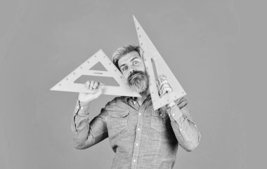 Eğitim konsepti. Yedek ekipman. Matematik çalışıyorum. Mimarlık eğitimi. Sakallı öğretmen cetvel kullanıyor. Yenilikçi yaklaşım. Resim dersi. Ölçüm aracı. Okul eğitimi. Geometri öğretiyor