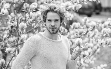 Tazelenmiş hissediyorum. Mutlu Paskalyalar. Çiçek açan ağacın yanındaki adam. Bahar tatili sağlıklı gençlik. Sabahları dinleniyorum. Sakura kokusu. İyi havanın tadını çıkar. Alerji. Manolya çiçeği açan seksi adam. Yazı selamla