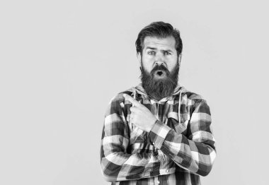 Moda saç stili olan şık sakallı adam. Kareli gömlek giyiyor. Sürpriz.