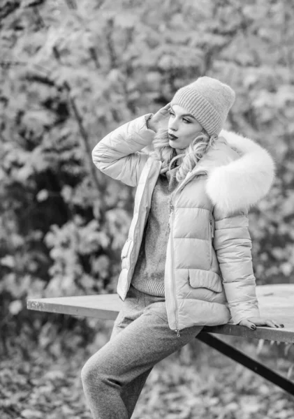 Amoureux de la nature. fille sportive avec veste gonflée. porter des vêtements de confort. vêtements chauds pour la saison d'automne. femme en chapeau profiter de l'automne. marche dans le parc. fille se détendre parmi les feuilles tombées. costume de sport confortable — Photo