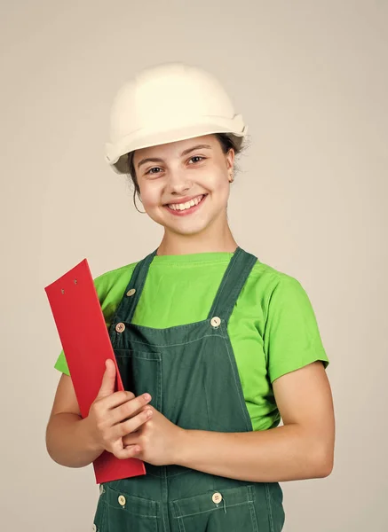 건물의 유니폼과 폴더, 건축을 사용하는 밝은 어린이 노동자 — 스톡 사진