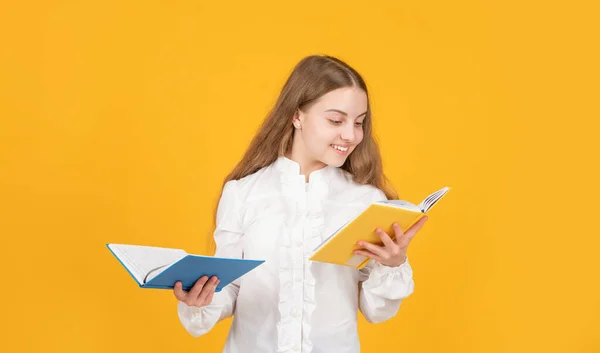Istruzione al liceo. scolaretta con copybook. teen girl con taccuino. torna a scuola. — Foto Stock