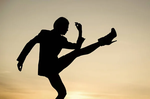 Sylwetka zmysłowej kobiety tańczącej w mroku, wyobraźni — Zdjęcie stockowe