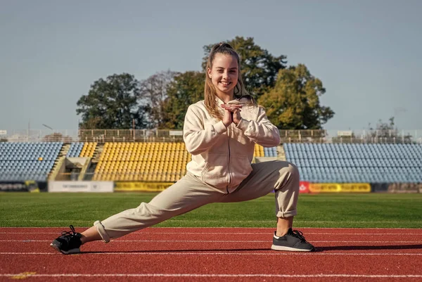 Flicka kid träning sport utanför på stadion arena, träning — Stockfoto