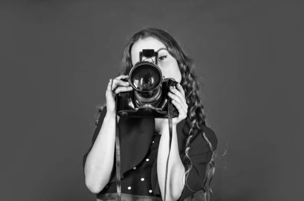 A divatújságíró a jövőbeli karrierem. A kis riporter fényképez. vintage kamera. lány retro kamerával. gyerekkori emlékek rögzítése. SLR kamera. gyönyörű gyermek fotós tartsa retro kamera — Stock Fotó