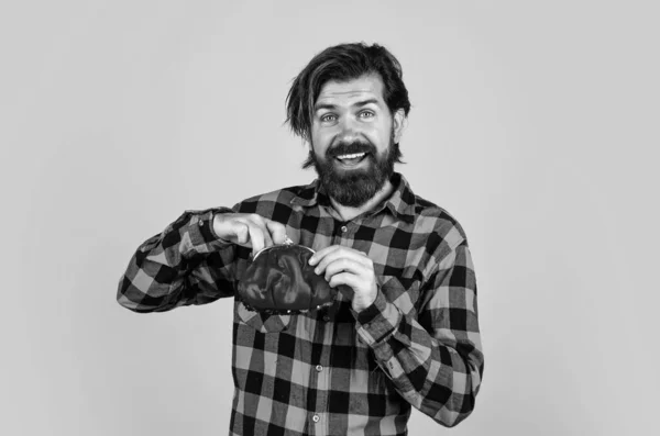 Sorrindo homem segurando uma carteira com dinheiro, economizando conceito — Fotografia de Stock