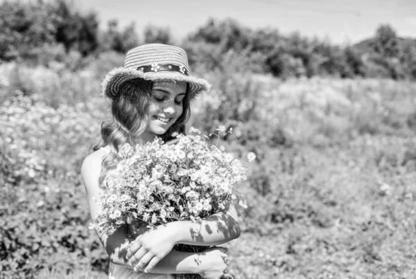 Récoltez des herbes fraîches. Petite fille recueillant des fleurs de camomille dans le champ, insouciante et heureuse — Photo