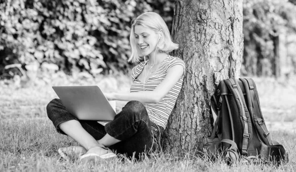 Děvče pracuje s laptopem v parku. Důvody, proč by sis měl vzít práci ven. Čas na oběd, odpočinek nebo přestávka na kávu. Příroda je nezbytná pro blahobyt a schopnost být produktivní. Práce v letním parku — Stock fotografie