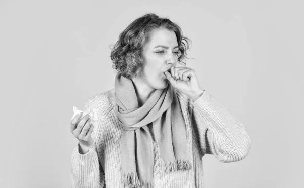 İltihaplı burun sinüsü. Solunum hastalığı. Grip enfeksiyonu. Sinüzit tedavisi. Sinüzit teşhisi. Burnun akıyor. Mevsimsel alerji. Kronik sinüzit. Soğuk algınlığı belirtileri. Burnunu silen kadın — Stok fotoğraf