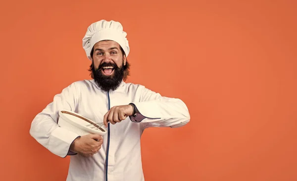 Mannelijke kok bereiden van voedsel in huis keuken met klopper, gelukkig koken, kopieerruimte — Stockfoto