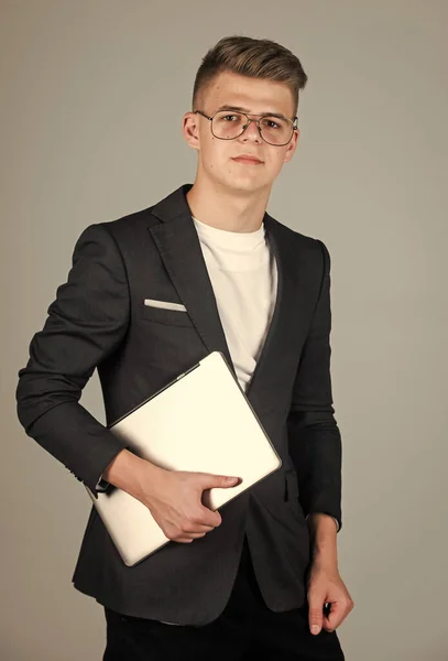 Tonåring pojke bära formell kostym och glasögon använda laptop, företag — Stockfoto