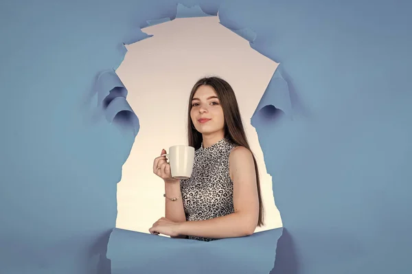 Bebida para refrescarse. cacao o leche en taza. adolescente chica bebiendo mañana café. — Foto de Stock