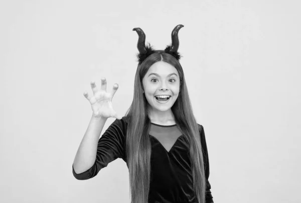 Mutlu çocuk Cadılar Bayramı partisinde şeytan boynuzu kostümü giyer, Cadılar Bayramı eğlenceniz kutlu olsun. — Stok fotoğraf