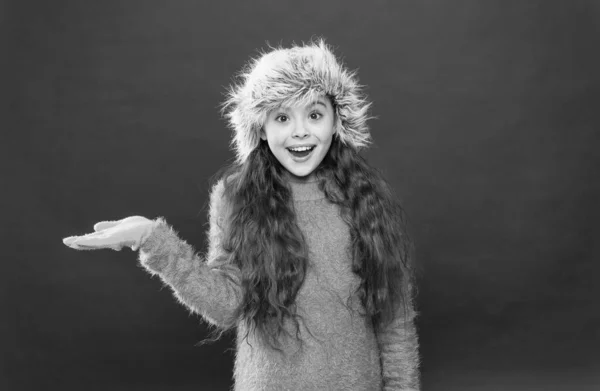 Χειμερινές διακοπές. Χαρούμενο παιδί με ζεστά ρούχα. κομψό κορίτσι έφηβος σε σκουλαρίκια και γάντια. χειμερινή παιδική μόδα. Χαρούμενη παιδική ηλικία. Χριστουγεννιάτικη δραστηριότητα. εορταστική διασκέδαση. αξεσουάρ ψυχρής εποχής — Φωτογραφία Αρχείου