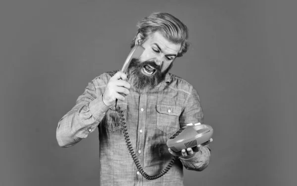 革新的なアイデア。ビジネスマンは自分のオフィスでヴィンテージの電話で話している。アジャイルビジネス。ヴィンテージ固定電話。こんにちは80年代。口髭を生やした男がヴィンテージ電話を持っている。ヴィンテージ通信装置 — ストック写真