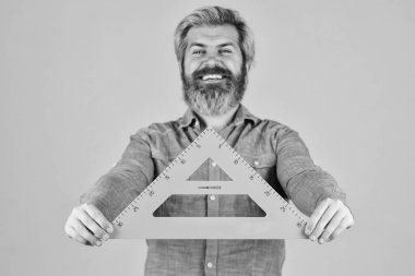 Matematik ve insanlar kavramı. Cetvelli sakallı öğretmen. Çek ve ölç. Okula dönüyorum. En sevdiği konu ve disiplin. Okuldaki eğitim. Evde öğreniyorum. Erkek öğretmen üçgen araç kullanır