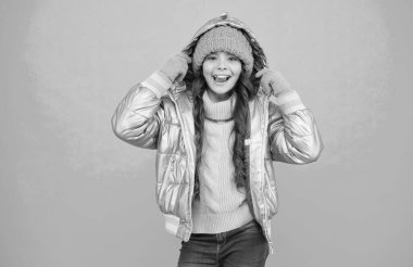 çocukluk mutluluğu. Kız kışa hazır. Yastıklı kıyafet tarzı. Soğuk havada kendine dikkat et. Sıcak kış kıyafetleri içinde mutlu bir çocuk. Mevsimlik çocuk modası. Rahat ve rahat. Kutlamadan önce