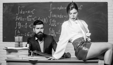 Şehvetli öğretmen. Duygularla deney yapmak. Çekici öğretmen lateks eteği. Küstah öğretmen. Küstah öğrenci. Flört eden meslektaşım. Seksi kız kalçaları masaya oturur. Herkes böyle bir öğretmeni hayal eder.