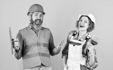 Rengi seç. DIY onarımı. İnşaat işçileri. Ev tadilatı. Neşeli çift evi yeniliyor. Kadın miğferi. Mühendis ya da mimar. İç yenileme. Aile yuvası. Duvarları boyuyorum.