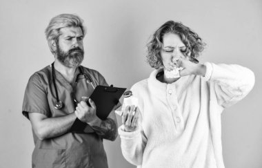 Hasta bir hasta. Tıbbi yardım. Virüs enfeksiyonu belirtileri. Tıbbi tedavi. Etkili tedaviler. Doktor iletişim kadını. Aşırı dozda uyuşturucu. Sağlık sigortası davası. Günlük ilaçlar işte. Reçeteli tedavi.