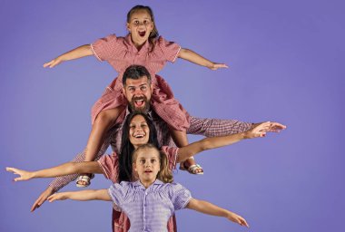 Mutlu aile birlikte vakit geçirir ve eğlenir, aile günü.