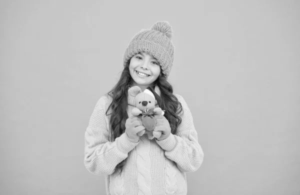 Chinees horoscoopconcept. Rat symbool jaar. Pluche speelgoed. 2020 rattenjaar. Het heeft kenmerken van dier met geest humor alertheid delicatesse flexibiliteit en vitaliteit. Meisje kind houden rat of muis speelgoed — Stockfoto