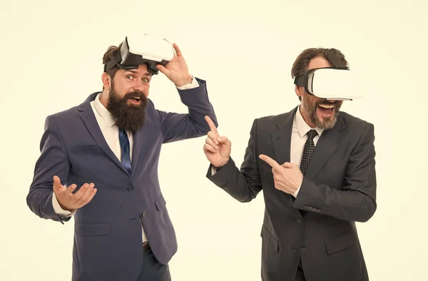 Futuro digital e inovação. homens maduros com barba em terno formal. realidade virtual. Trabalho em equipa de parceria. homens de negócios usam óculos VR. tecnologia moderna em negócios ágeis. Desfrutando de uma nova experiência — Fotografia de Stock