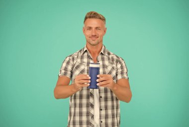 Temizlen. Adam çamaşır jeli şişesini tutuyor. Vücut yıkama..