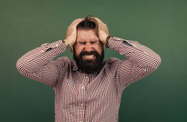 Korkunç baş ağrısı, acı ve sağlık çeken bir adam.