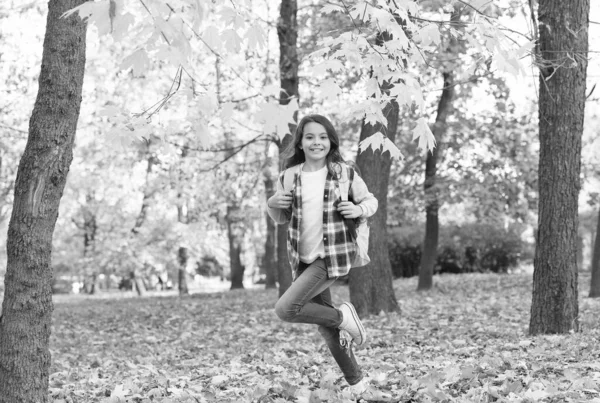 Felice ragazza adolescente divertirsi nella foresta autunnale con bella natura stagionale portare la borsa della scuola, il tempo libero — Foto Stock