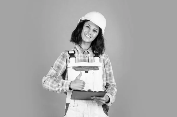 Koruyucu miğferde mutlu kadın inşaatçı. Belge klasörü, inşaat — Stok fotoğraf