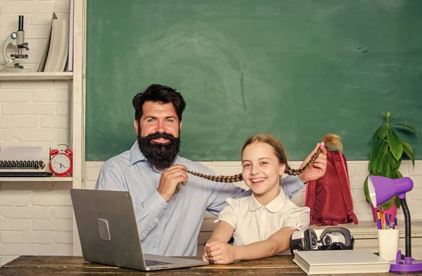 Estudie tecnologías modernas. Hombre barbudo pedagogo enseñando informática. Educar en casa con padre. Encuentra un amigo que te ayude a estudiar. Clases privadas. Estudiar en línea. Profesora de escuela y colegiala con portátil —  Fotos de Stock