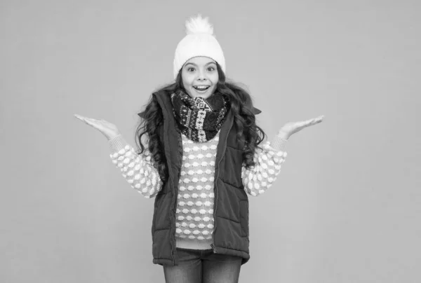 Felice sorpresa teen girl indossare vestiti caldi. moda per bambini invernali. bambino con lunghi capelli ricci in cappello lavorato a maglia. attività natalizia stile stagione fredda. felicità infantile. indumenti termici. copia spazio — Foto Stock