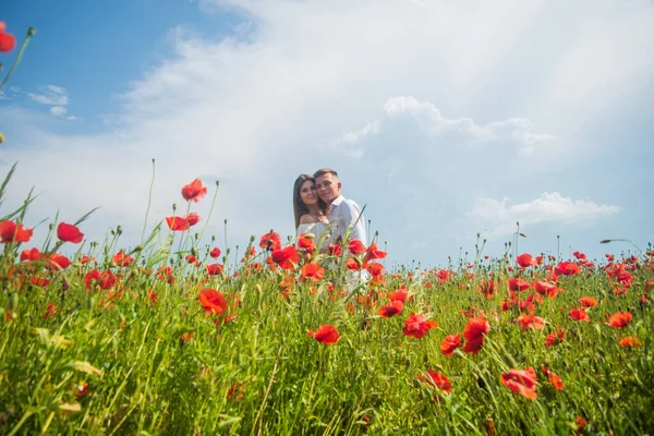 Sounáležitost. muž a žena v makovém poli. letní květinová louka. — Stock fotografie