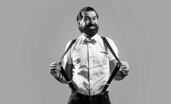 Homem maduro usar suspensórios e gravata borboleta tem bem preparado cabelo e barba, moda e barbearia — Fotografia de Stock