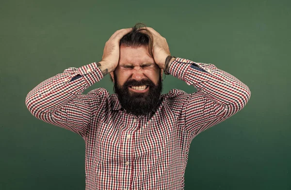 Korkunç baş ağrısı, acı ve sağlık çeken bir adam.