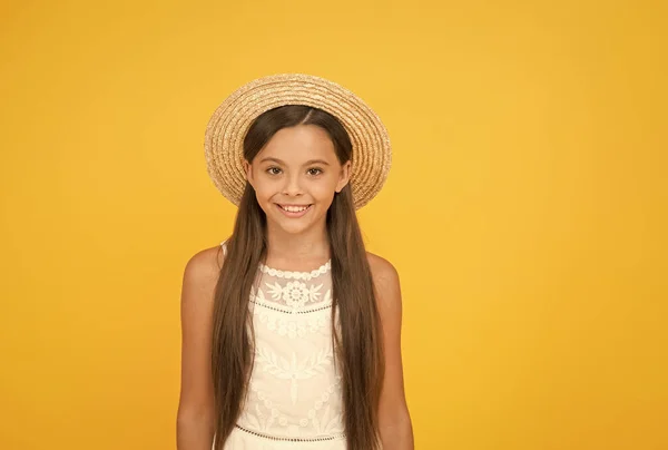 Adorable niña con sombrero elegante. Tener vacaciones divertidas de verano. Humor de vacaciones. Tour tropical. Venta y descuento. Mercancías para niños. Tour de verano. Concepto de ocio y entretenimiento. Felicidad de verano —  Fotos de Stock