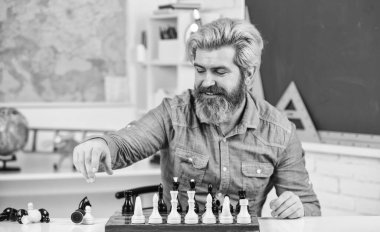 Kendi başına düşünme işini kendin yap. Satranç dersi. Strateji konsepti. Öğretmenim. Masa oyunu. Satranç oynayan akıllı adam. Entellektüel hobi. Satranç tahtasındaki figürler. Bir sonraki adımı düşünüyorum.