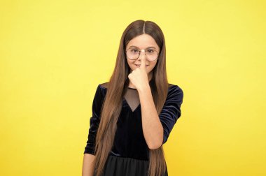 Sarı arka planda uzun saçlı ve gözlüklü akıllı kız, inek.