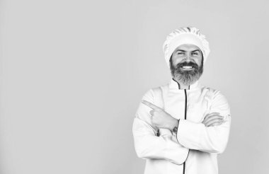 Öğle yemeği. Restoran yemeği. Lezzetli tatlı. Beyaz üniformalı aşçı şefi. Sakallı olgun aşçı adam. Sakallı adam restoran işçisi. Profesyonel aşçı. Mutfak konsepti. Restoran menüsü kopyalama alanı