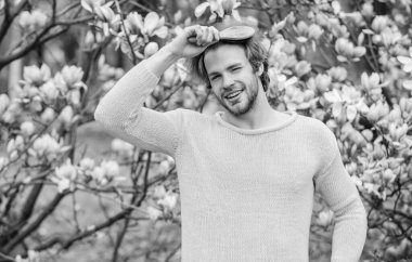 Bahar koleksiyonu. Sakura kokusu. İyi havanın tadını çıkar. Adam doğal mevsimlik arka plan. Alerji. Manolya çiçeği açan seksi adam. Tazelenmiş hissediyorum. Kadınlar Günü 'nde. Bahar tatili Anneler günü hediyesi.