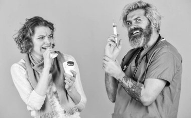 Doktor ve hasta. reçeteli ilaç alıyorum. Hastayla ilaçlar hakkında konuş. Tedavi yöntemi. Virüs salgınını önleme. Koronavirüs hastalığı. Sağlık ve sağlık hizmetleri. Tıp için yeni fikirler