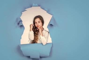 Kişisel tarzını takip ediyor. Uzun saçlı çocuk. çocukluk mutluluğu. Gömlekli güzel kız. çocuk resmi moda. Neşeli genç bir öğrenci. moda ve güzellik. Mükemmel saç stili. Boşluğu kopyala