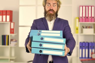 Görevlerle aşırı yüklendi. Yeniden sayım ve mali kontrol. Fazla mesai. Proje yöneticisi. Proje belgeleri. Teslim tarihi konsepti. Adam dosya taşıyor. Belgelerle çalış. Arşivleri ara. Belgeler.