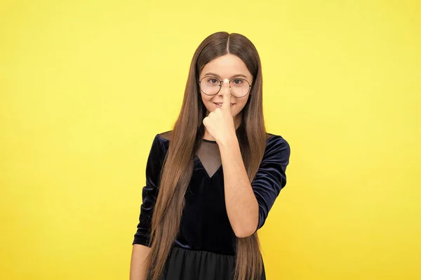 Intelligentes Mädchen mit langen Haaren und Brille auf gelbem Hintergrund, Nerd — Stockfoto