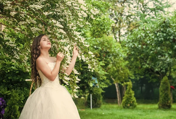 Чудова дівчина літній парк білий квітковий фон, концепція природної краси — стокове фото