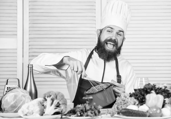 Glad skäggig man. Kockrecept. Kulinariska rätter. Vitamin. Vegetarisk sallad med färska grönsaker. Ekologisk kost. Hälsosam mat. Gammal hipster med skägg. Ta den. — Stockfoto